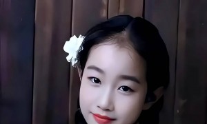 辛柏青带17岁女儿寺庙祈福！父女俩一直牵着手，李乃文也陪在身边