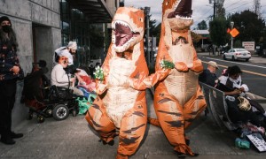 反驳“战区”说法!美波特兰市抗议者扮成“青蛙、恐龙”,抗议特朗普政府向当地派兵