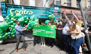 家人合买擒20亿彩票巨奖创纪录 准备豪购劳力士