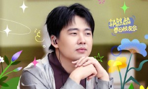 郭德纲带妻儿澳洲度假,大庄园挽手合照,郭汾阳扎耳洞手机不离手